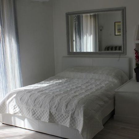 Studio De Charme Avec Sa Terrasse En Plein Coeur De Ville LʼIsle-sur-la-Sorgue Eksteriør bilde