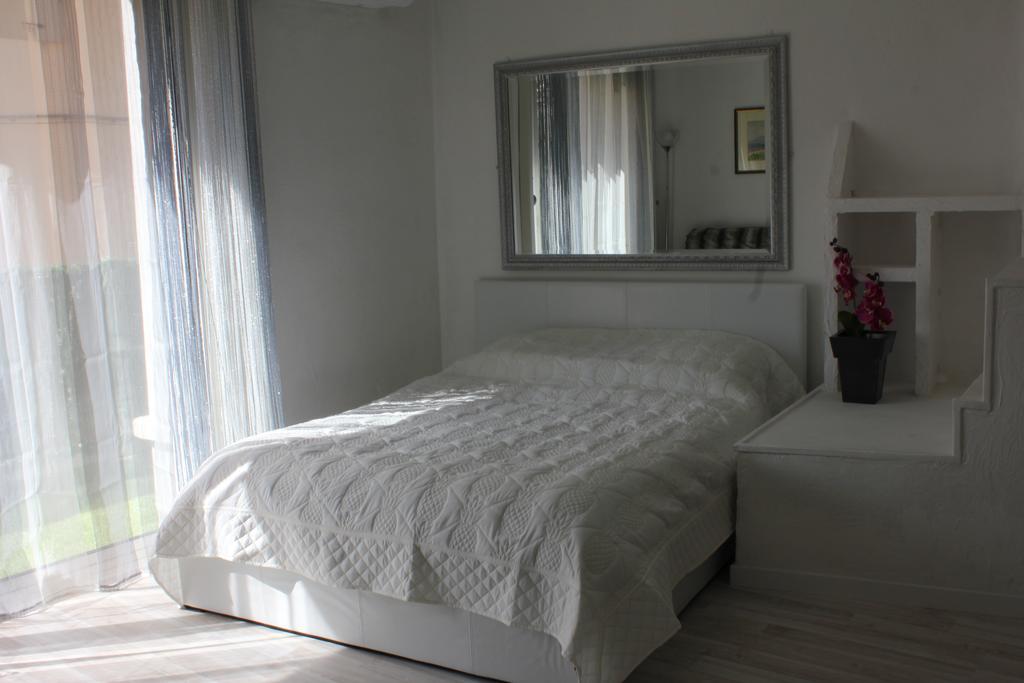 Studio De Charme Avec Sa Terrasse En Plein Coeur De Ville LʼIsle-sur-la-Sorgue Eksteriør bilde